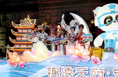 上海：黄浦江畔上演旅游节花车大巡游（8）