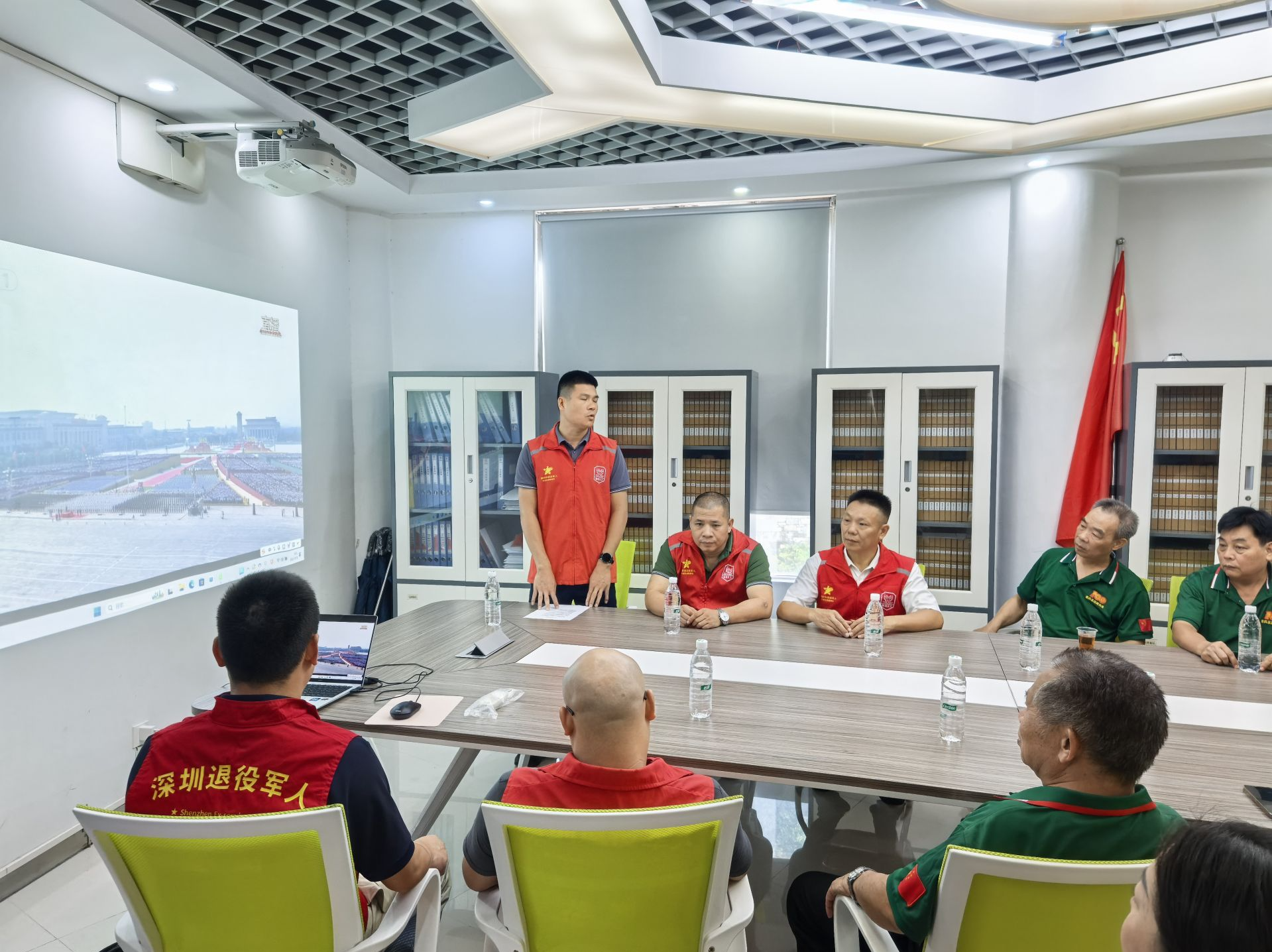 龙岗区曾经的受阅老兵看阅兵直播：仿佛回到了当年的训练场