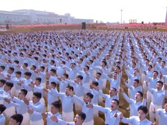 阅兵现场｜全场高唱诞生于抗战烽火中的经典歌曲