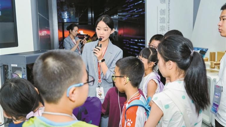 马田街道组织青少年走进联想集团光明工厂