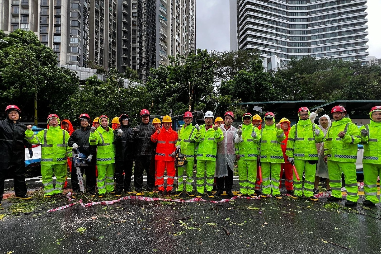 深圳退役军人红星志愿服务队冒雨全天提供应急支援