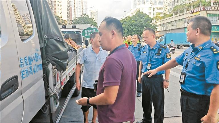 新安街道联合交警：大力整治占道经营 持续优化城市环境