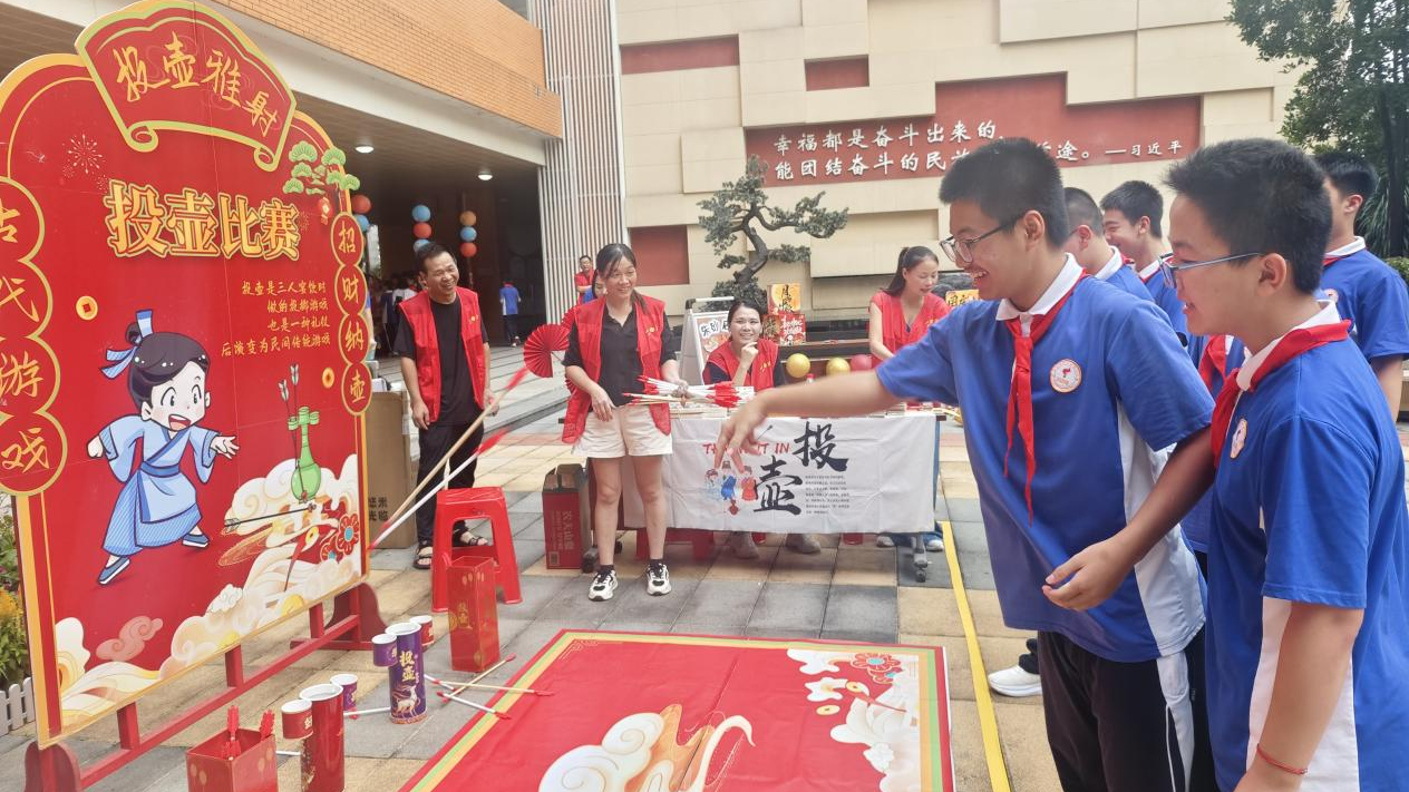 华服传韵树自信，双节寄情育品德——光明区第二中学举行中秋国庆游园活动