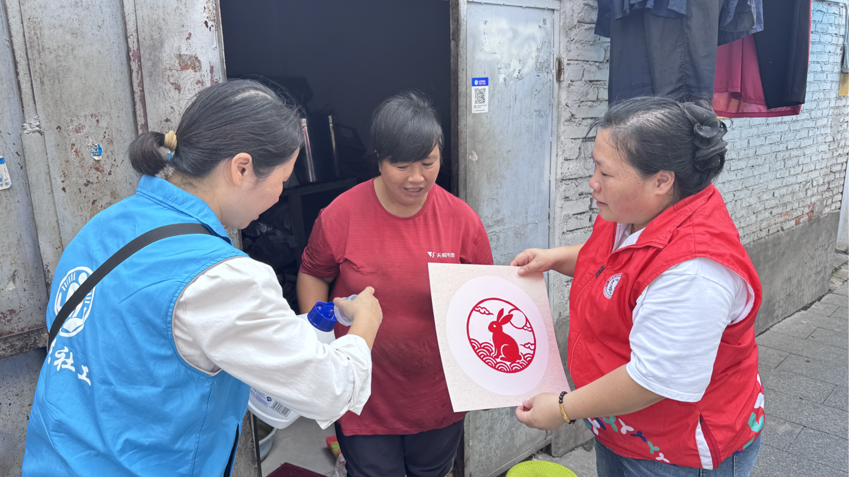 新桥街道上寮社区开展暖心慰问活动