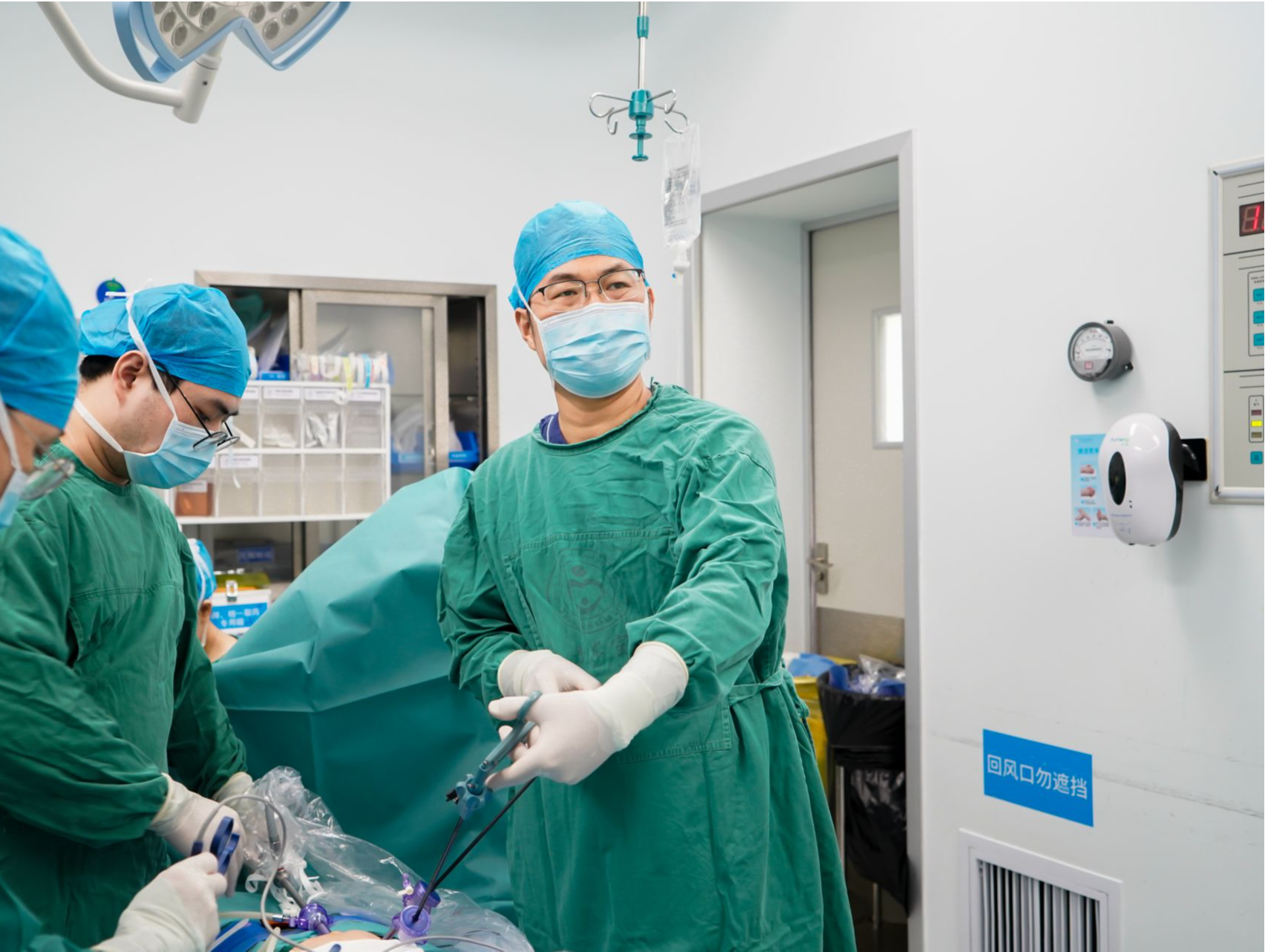 深圳10岁女孩突发急性腹痛，竟是“扭转”的卵巢畸胎瘤惹祸，南山妇幼紧急手术助其恢复健康