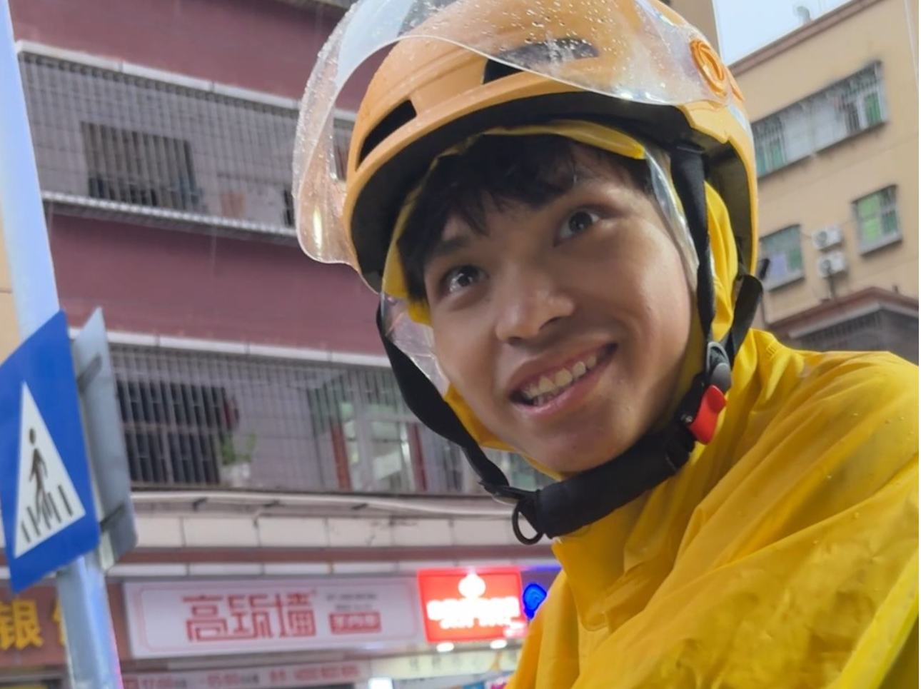 市民出门遛狗，外卖小哥上岗！