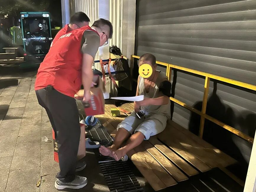 台风“桦加沙”来临前，深圳街头这一幕让网友直呼“绷不住了！” 
