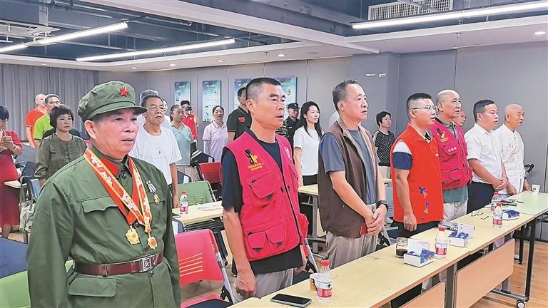 同观阅兵盛典 凝聚奋进力量
