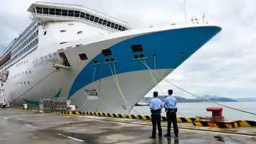 台风“桦加沙”来袭,蛇口边检站全力保障“爱达·地中海”号邮轮离港避风