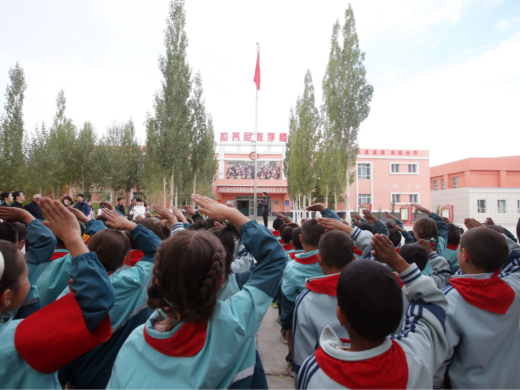 光明润童心，爱国植心田！深圳关爱行动走进拉齐尼小学