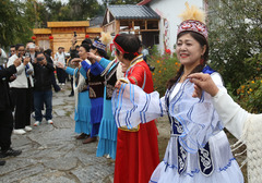 砥砺奋进七十载 天山南北谱华章|天山脚下“户儿家” 守望相助是一家（3）
