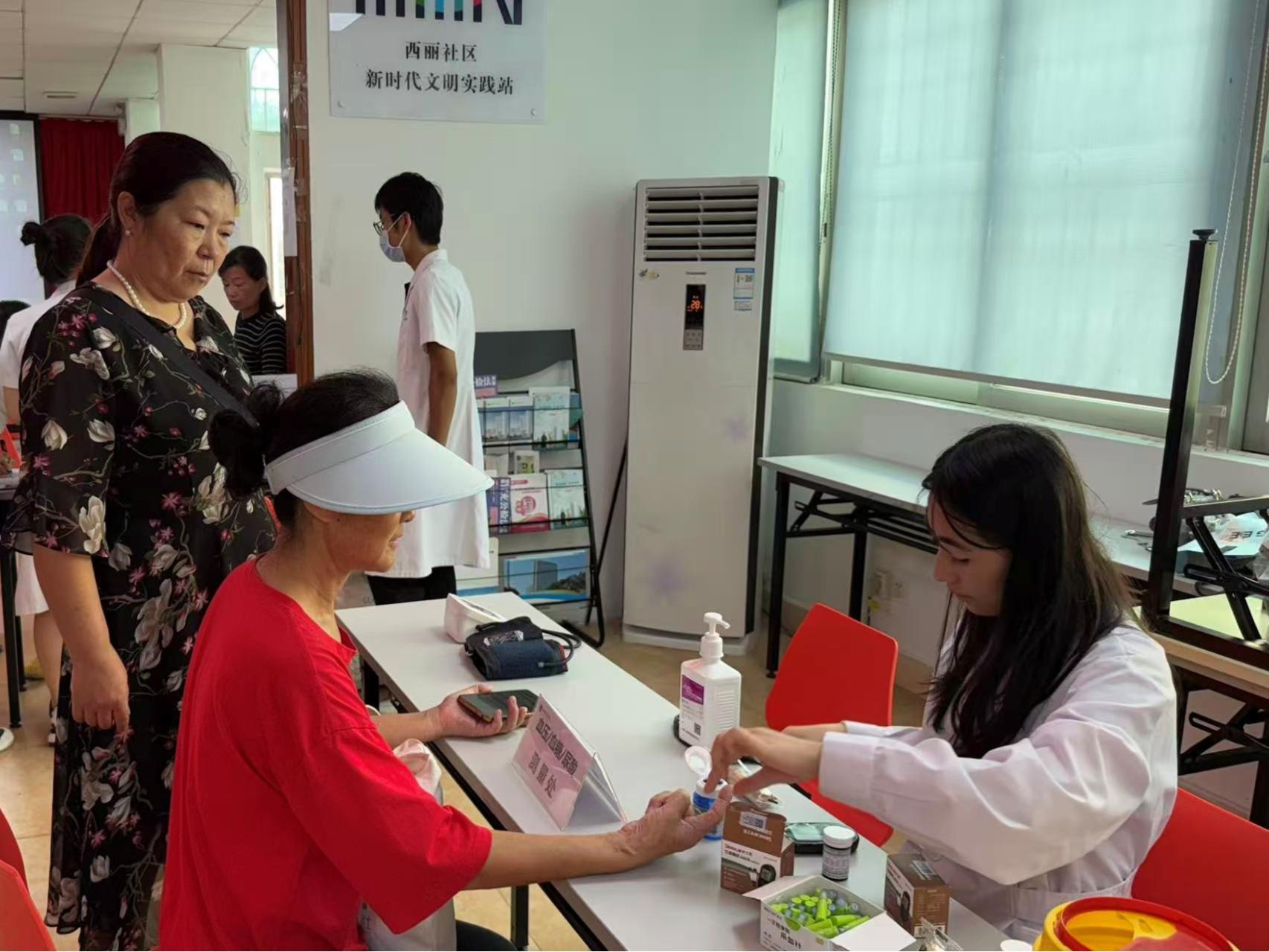 西丽社区开展公益义诊活动