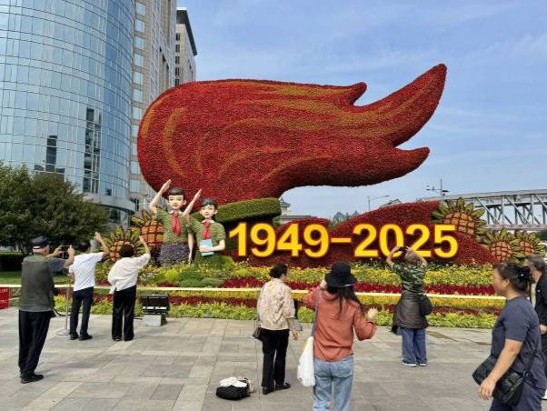 迎国庆！北京长安街10座立体花坛今日亮相