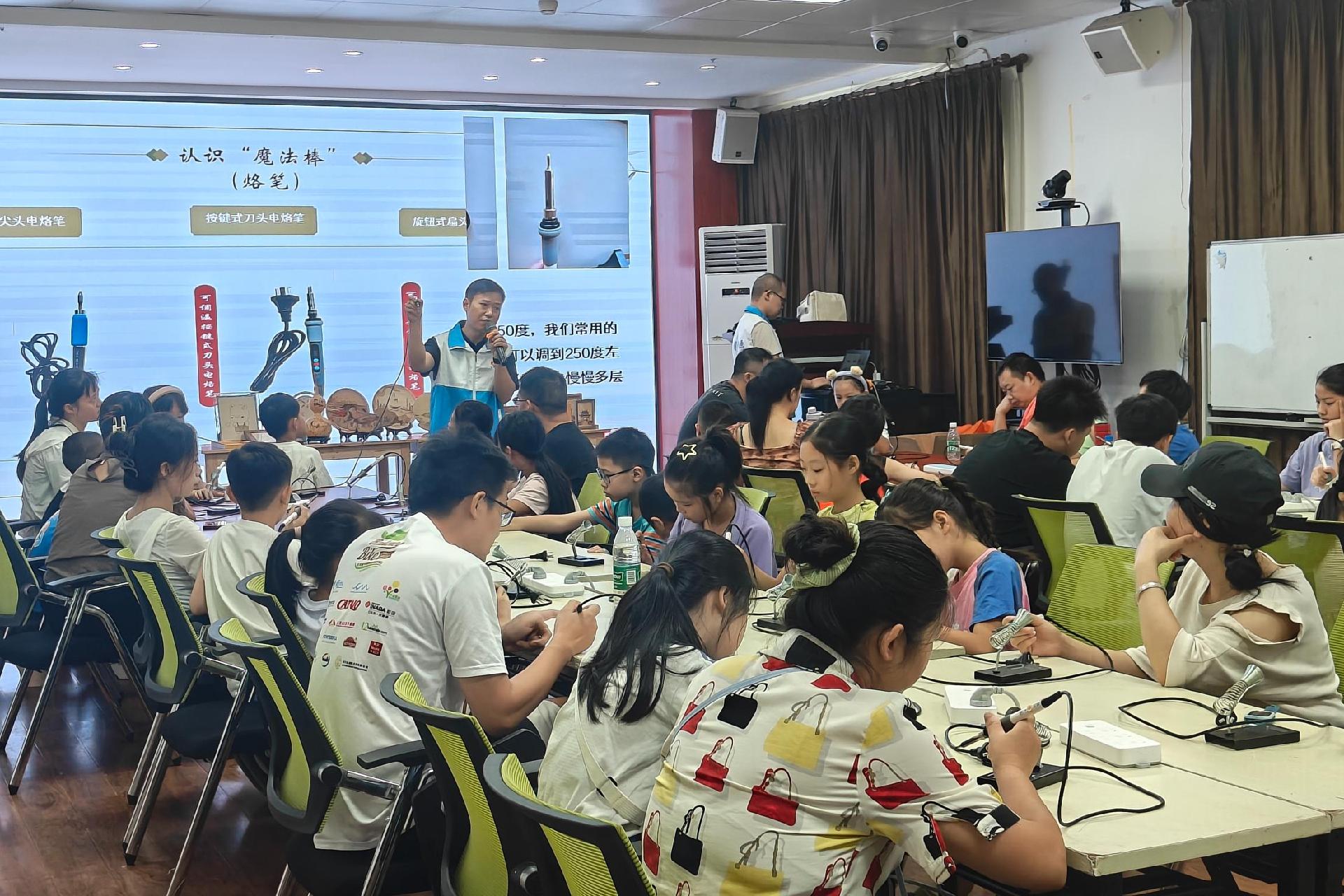沉浸式非遗体验，大水坑社区亲子共赴烙画之约