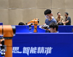京津冀鲁大学生比拼智能精密装配（6）