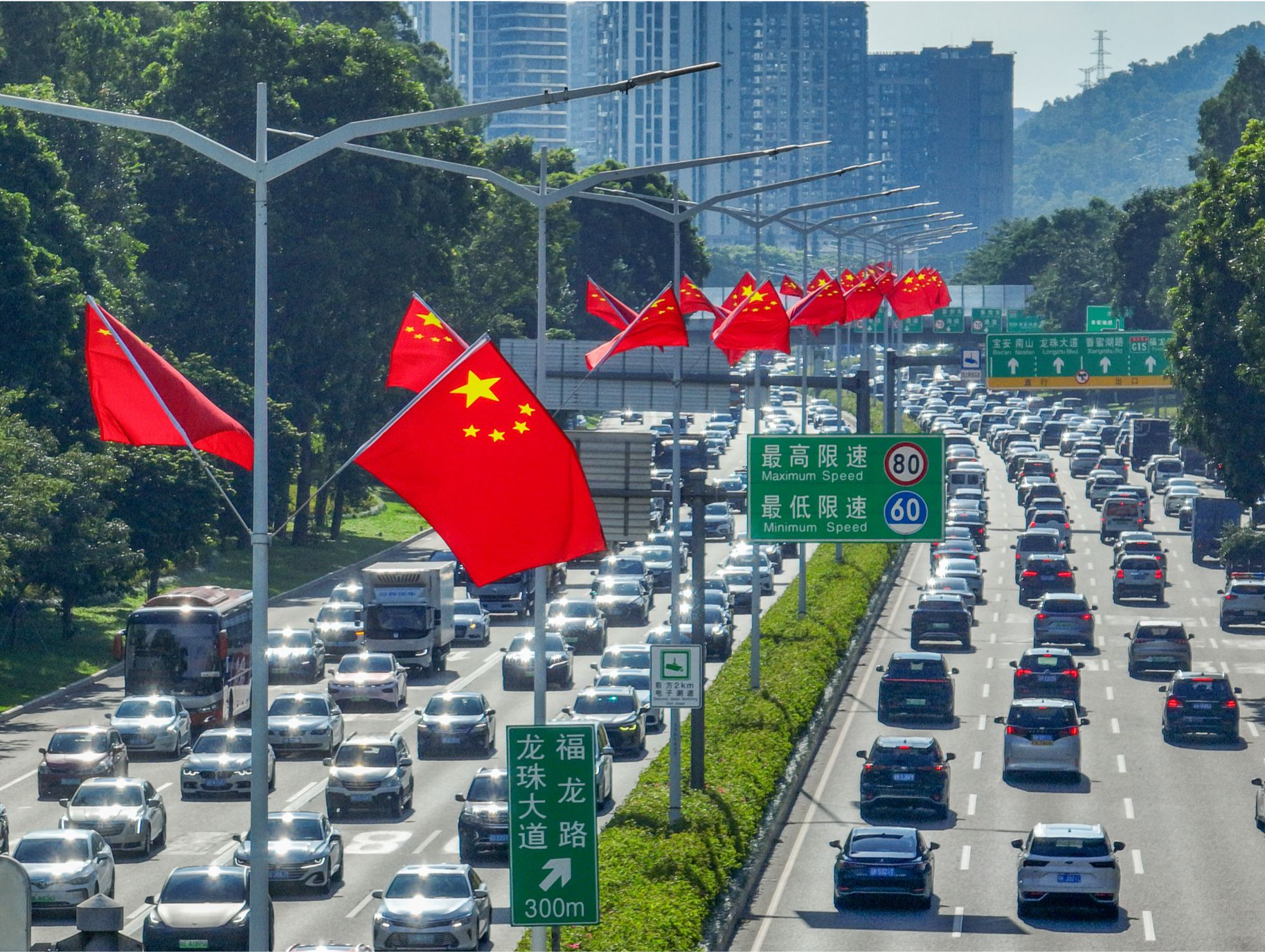 深圳﻿200条主要道路悬挂五星红旗