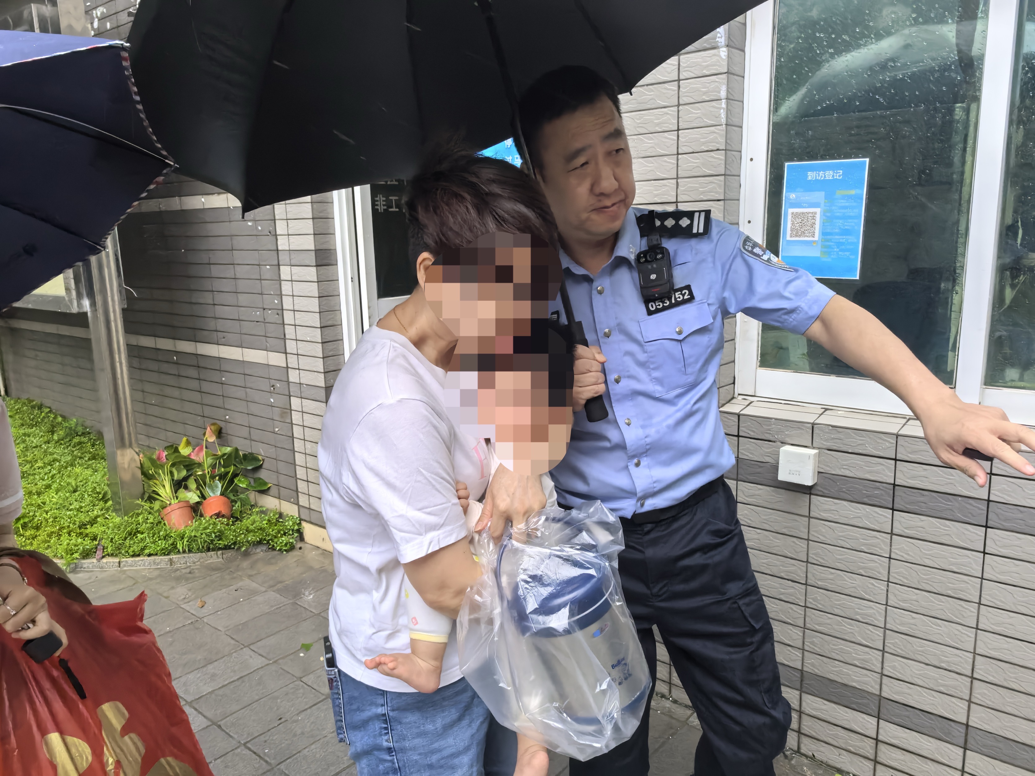 九月龄幼儿突发疾病家长打不到车 福田公安火速护送就医