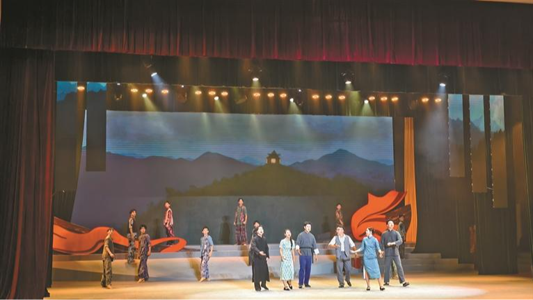 “穿越时空的奋斗者”激发龙华教职工使命感