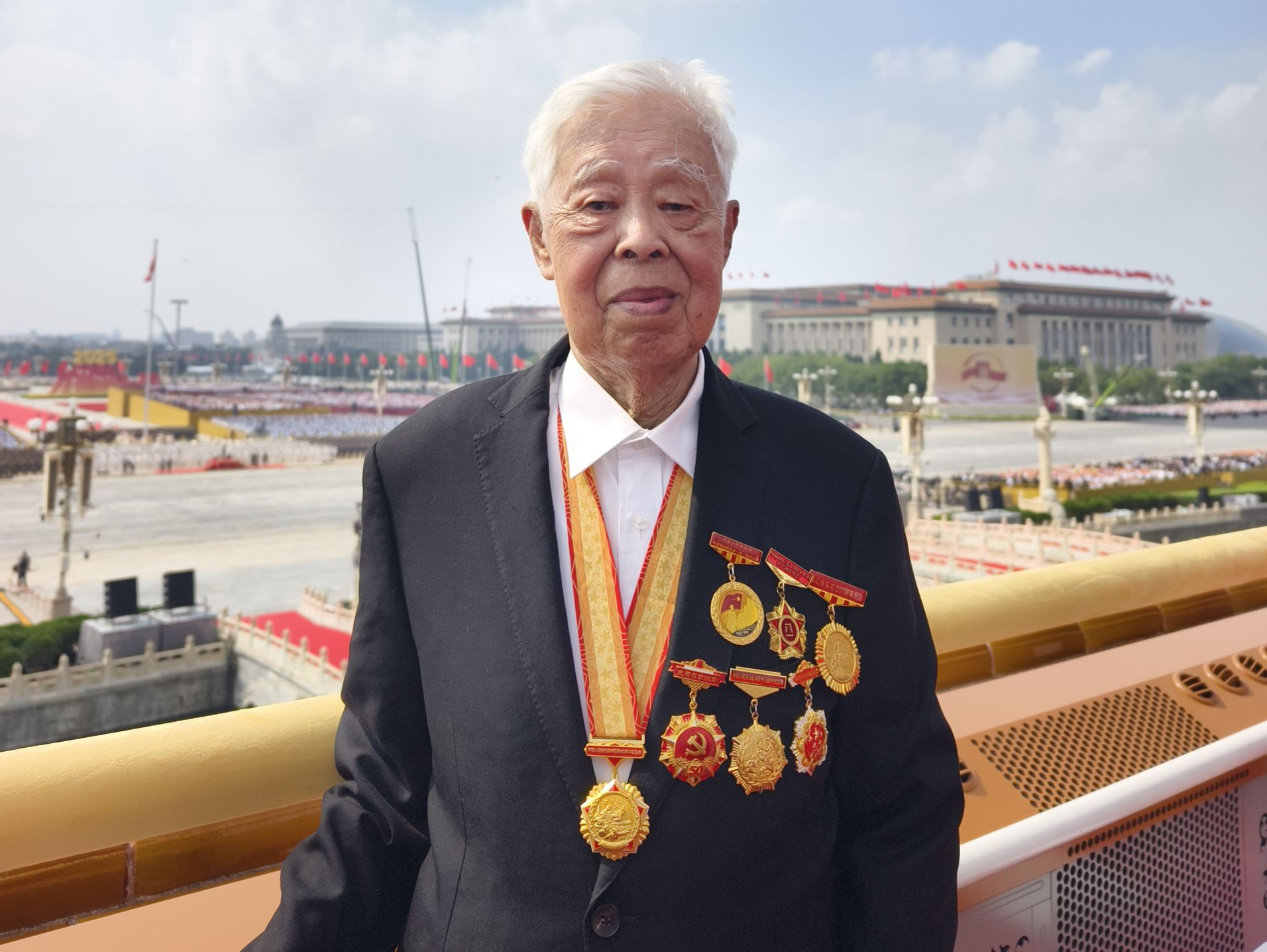 今天，与总书记握手的深圳抗战老兵是他！