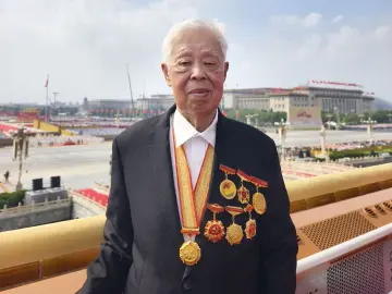 今天，与总书记握手的深圳抗战老兵是他！