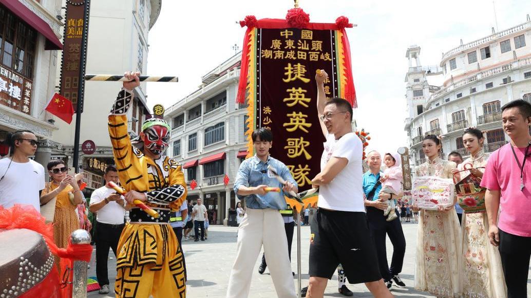 张朝阳直播探访潮汕非遗与美食文化 称“感受最多的是工匠精神”
