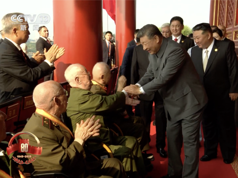 致敬英雄！习近平与天安门城楼观礼席的抗战老兵亲切握手