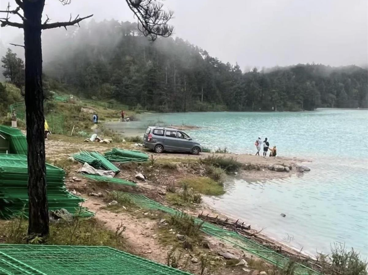 玉龙雪山“牛奶湖”岸边建起围栏？当地回应：属于保护区域