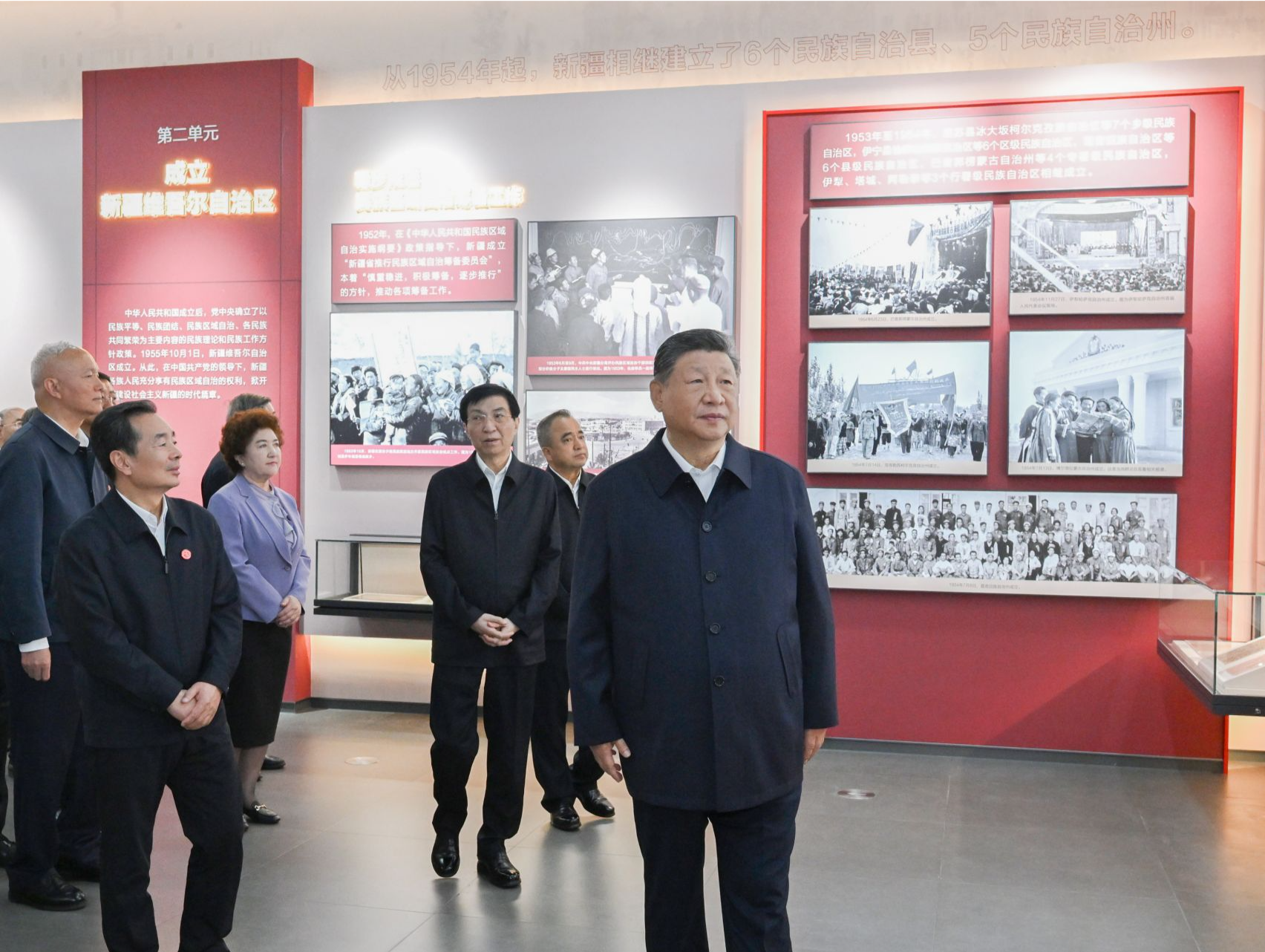 习近平参观新疆维吾尔自治区成立70周年主题成就展