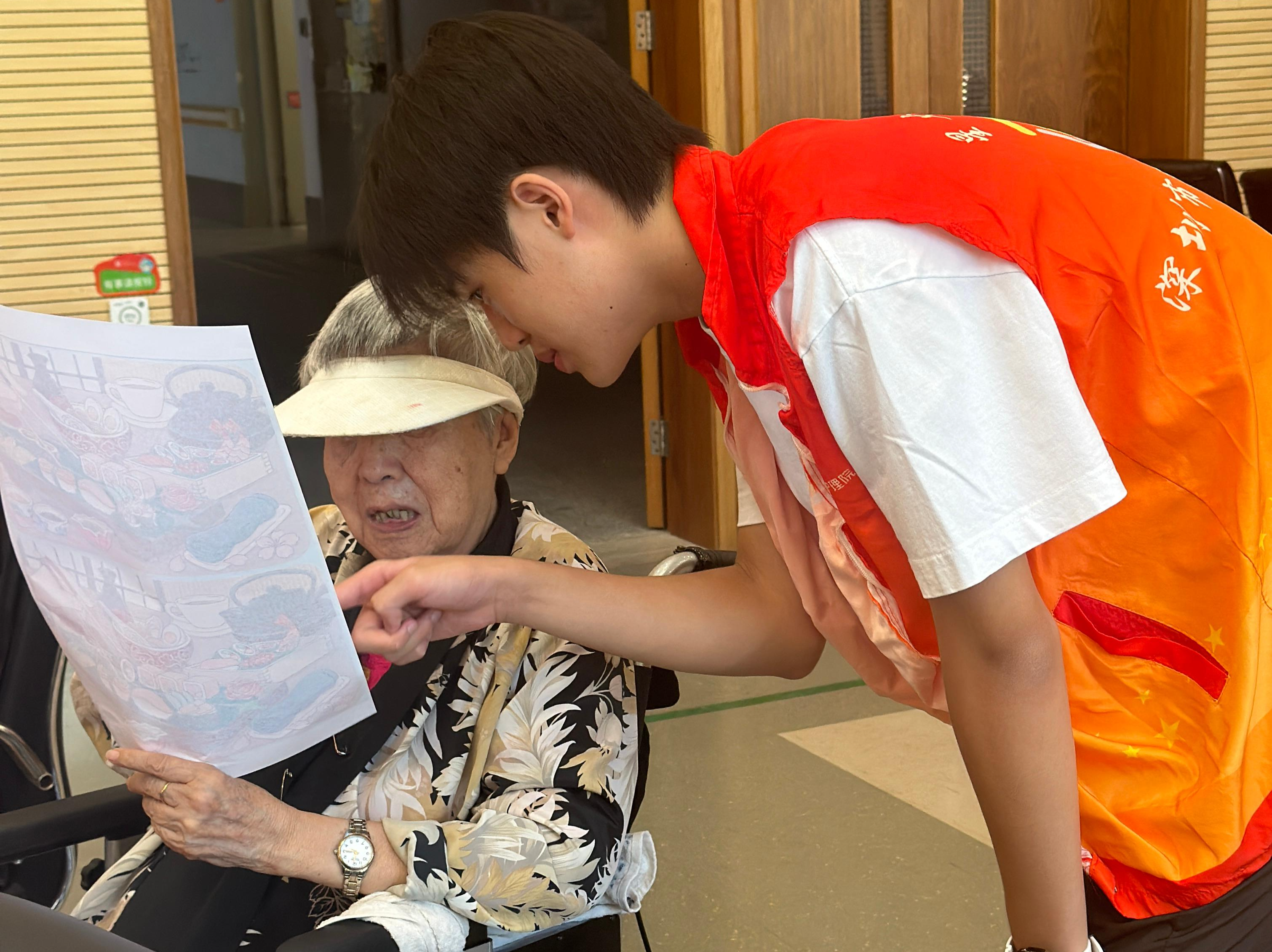 新哲文院学生送慰问表演进市养老护理院