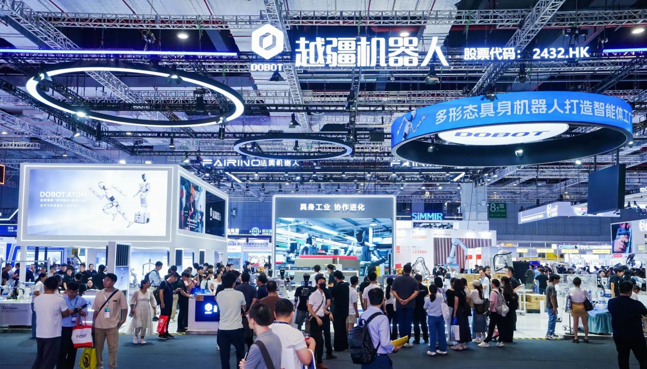 越疆亮相2025中国国际工业博览会，多形态通用具身机器人协同常态化作业