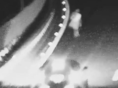 相当危险！老人高速上“散步” 交警极速救援
