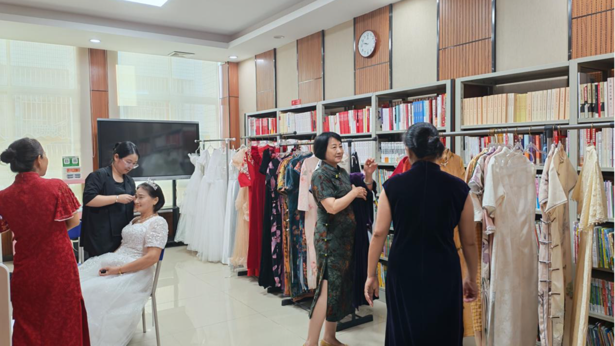 百姓客厅变身“临时影棚”，庄边社区帮居民圆了“婚纱梦”