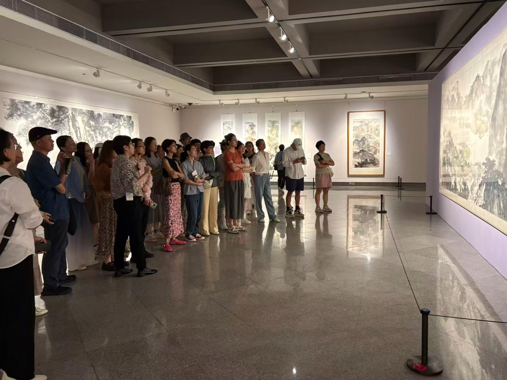 七夕月夜共赏岭南瑰宝  关山月美术馆艺术导览揭秘策展背后的故事