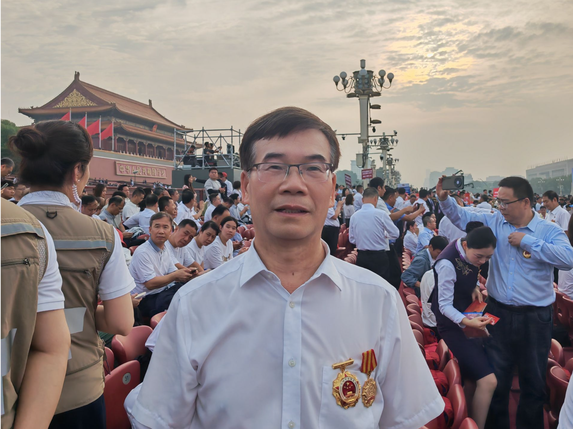 全国劳动模范陆建新受邀现场观礼：阅兵场上彰显国之重器与强国底气