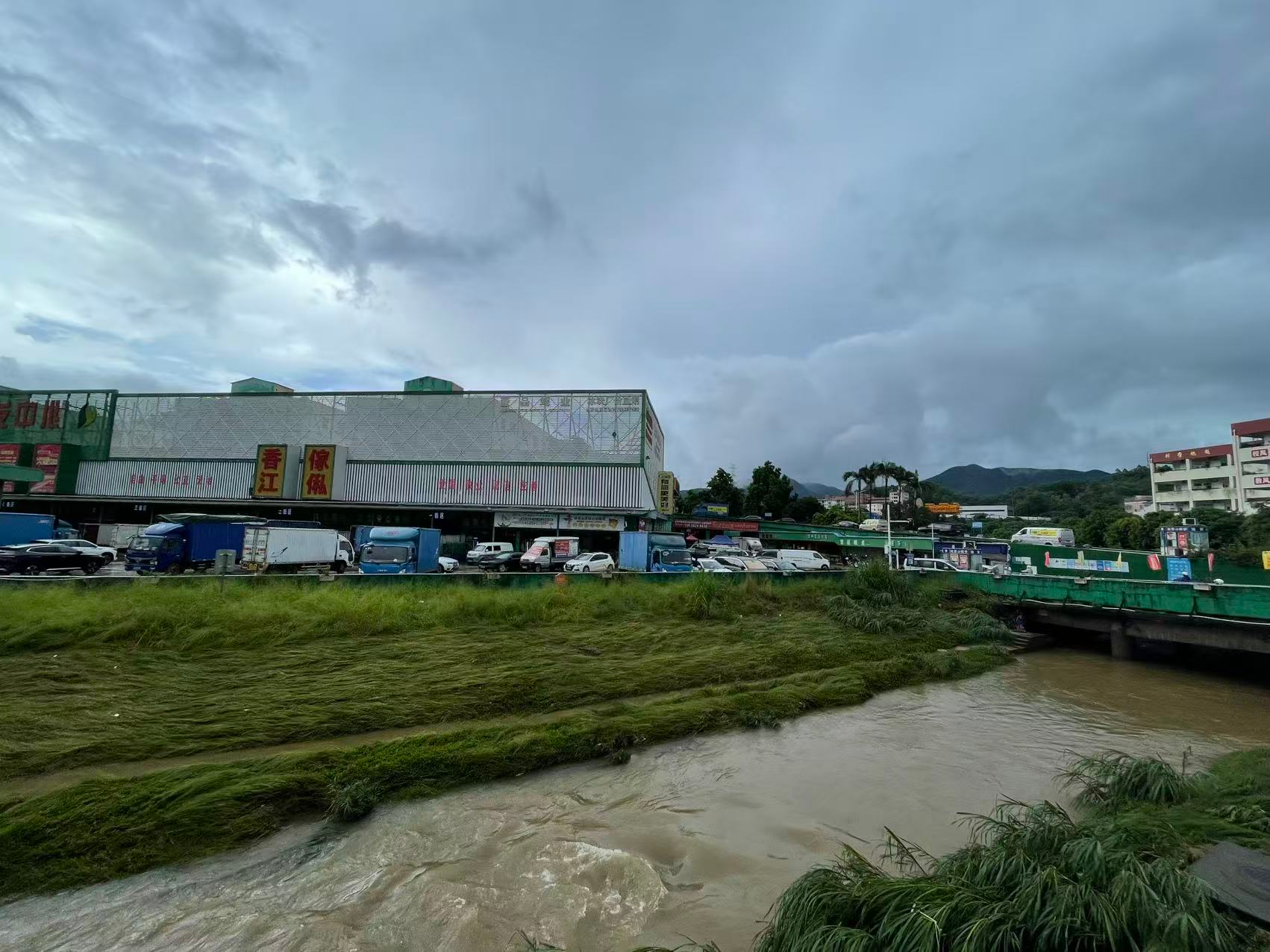 龙岗园山街道清晨遭遇红暴，农产品批发市场低洼处短暂积水1小时