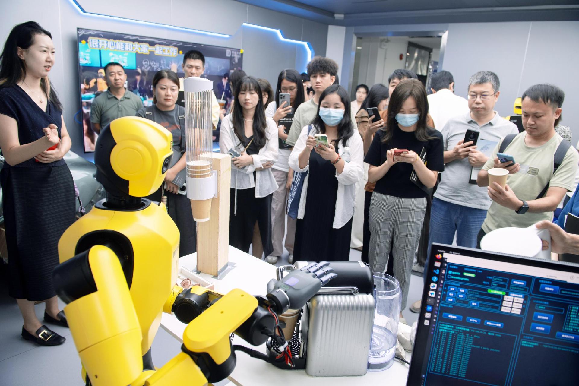 能泡茶,还能弹扬琴……这些商圈或将“上新”机器人