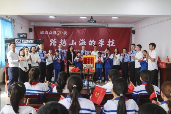 跨越山海的牵挂：皇岗边检站向喀什市第二十三中学捐赠学习用品