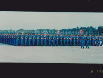 “为了练劈枪，我们徒手狠拍水泥地！”深圳报业集团家属亲历26年前阅兵