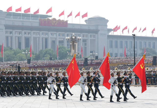 2025年9月3日，纪念中国人民抗日战争暨世界反法西斯战争胜利80周年大会在北京隆重举行。这是中国人民解放军仪仗方队接受检阅。新华社记者 姜克红 摄