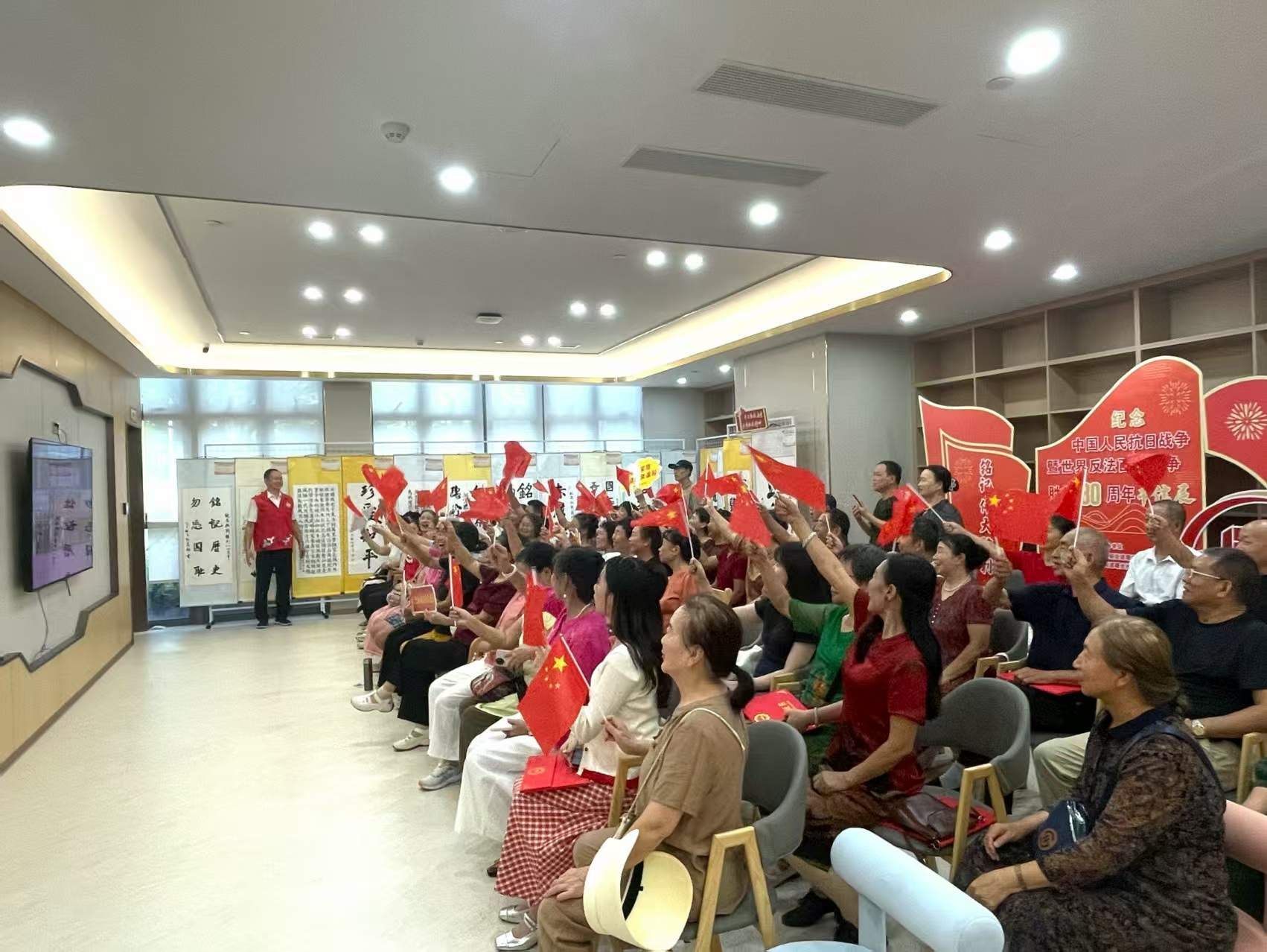 南山曙光社区：同观阅兵盛典共燃爱国情怀