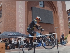楼道变赛道！山地车速降赛首次引入校园