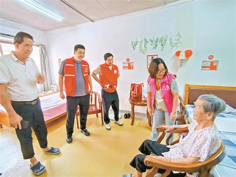 沙浦围社区中秋前夕走访慰问老人