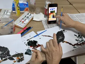 翠岭社区开展绘画释压工作坊，居民用画笔释放情绪