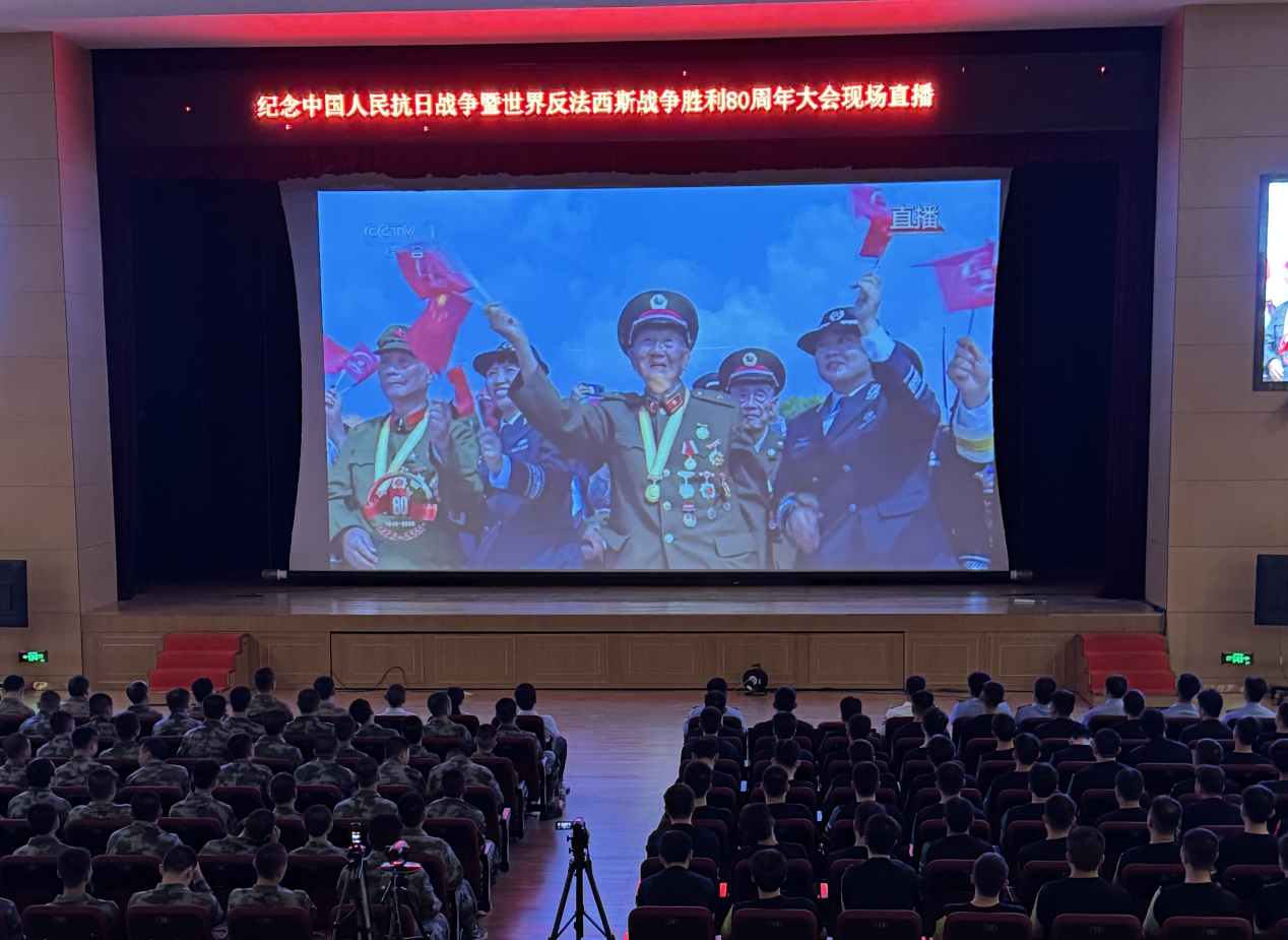 宝安武装系统干部和预定新兵共同观看九三阅兵