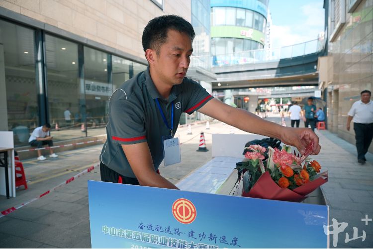厉害！三个娃的爸勇夺中山网约配送员决赛冠军