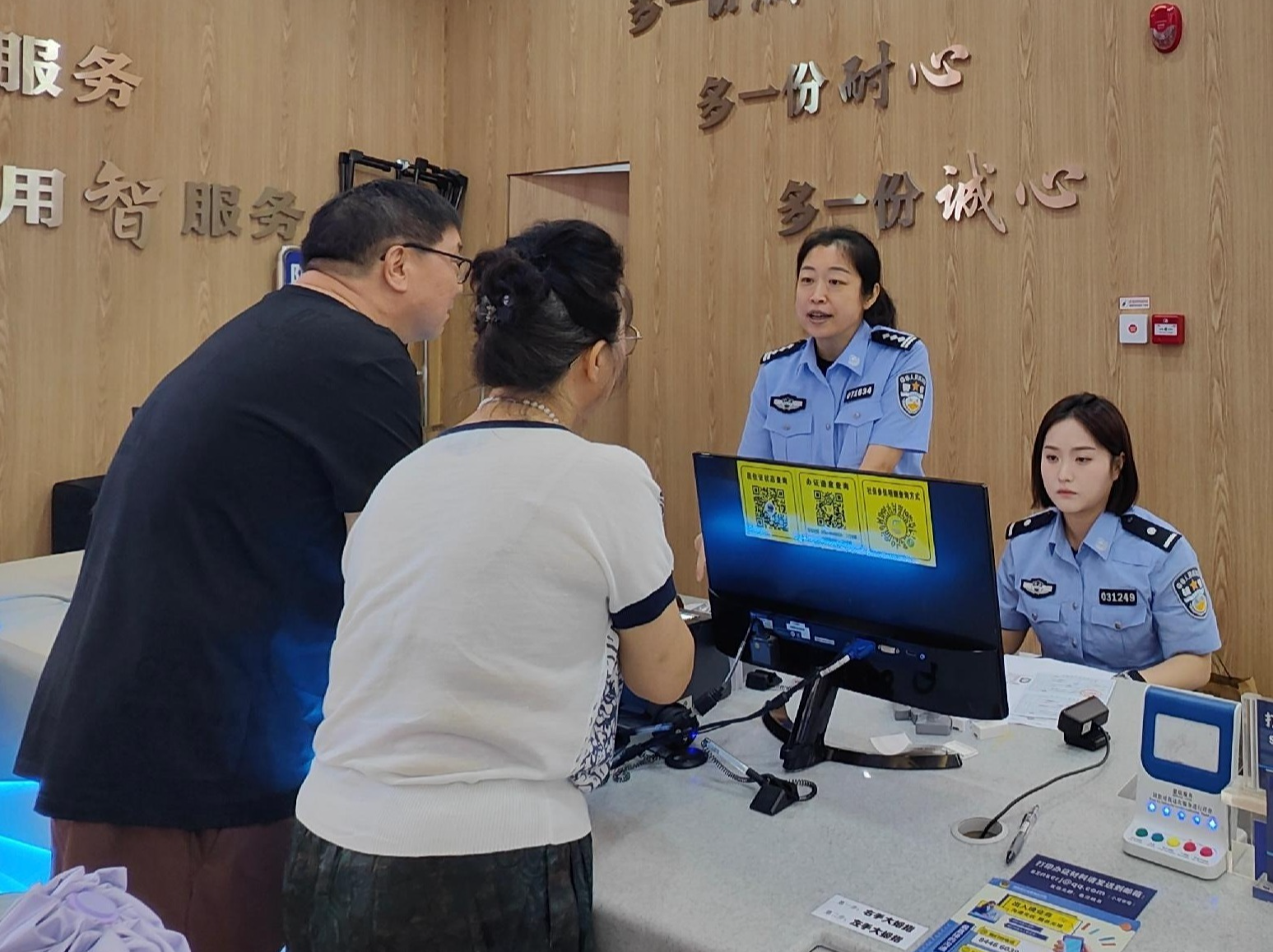 国庆中秋节前迎出入境办证高峰，深圳公安加开窗口满足市民办证需求