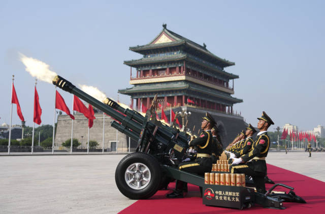 2025年9月3日，纪念中国人民抗日战争暨世界反法西斯战争胜利80周年大会在北京隆重举行。这是礼炮在天安门广场鸣响。新华社记者 牟宇 摄
