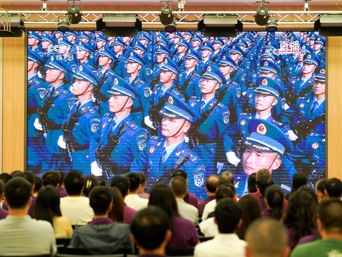 深圳市华朗学校全体师生共观阅兵直播