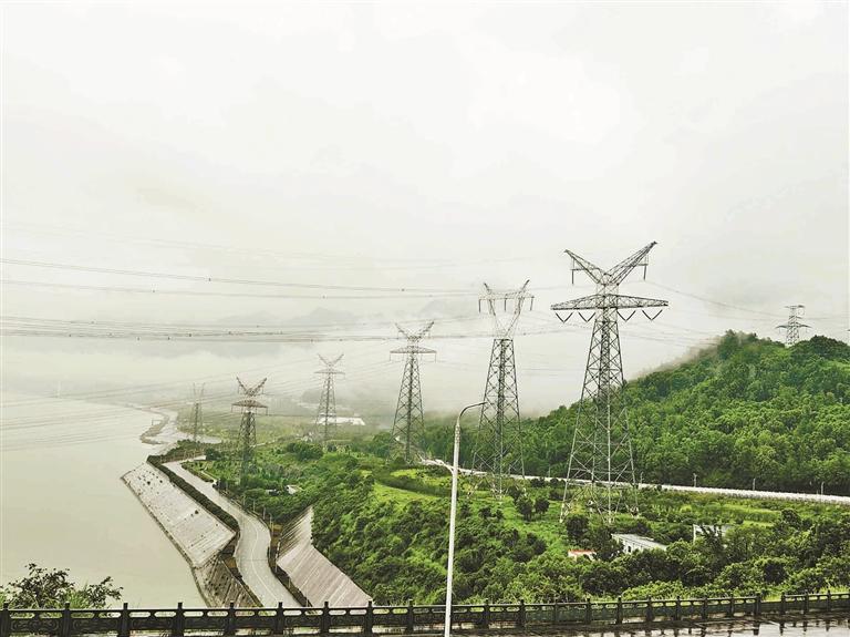 光明文艺 | 雨中观三峡大坝