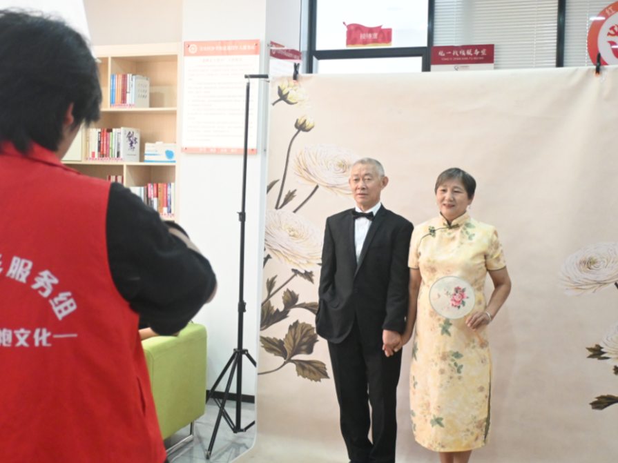 老班长结婚三十年头一次拍了个婚纱照